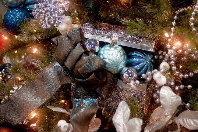 Обои картинки фото праздничные, украшения, шарики, ленты, сундук, гирлянда