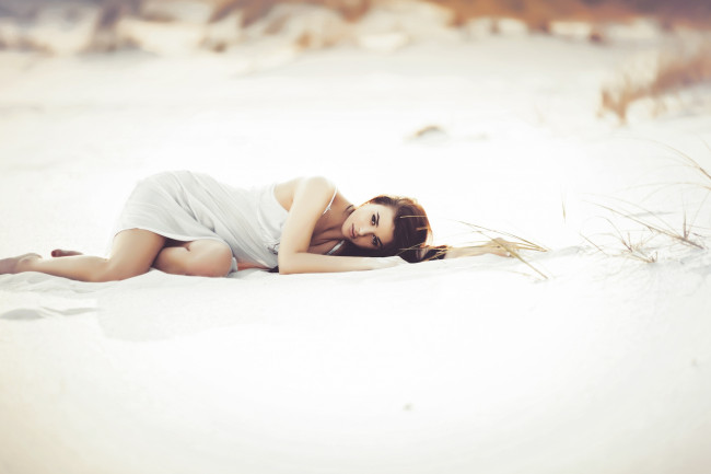 Обои картинки фото девушки, -unsort , брюнетки,  шатенки, настроение, пляж