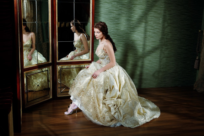 Обои картинки фото девушки, анна глазырина , Іndiana a, брюнетка, зеркало, платье, ann, glazyrina, indiana, a