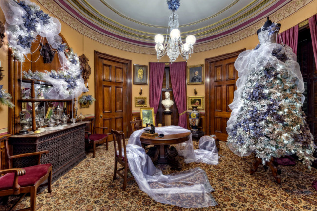 Обои картинки фото праздничные, Ёлки, покрывало, шелковое, оригинальное, люстра, дерево, комната