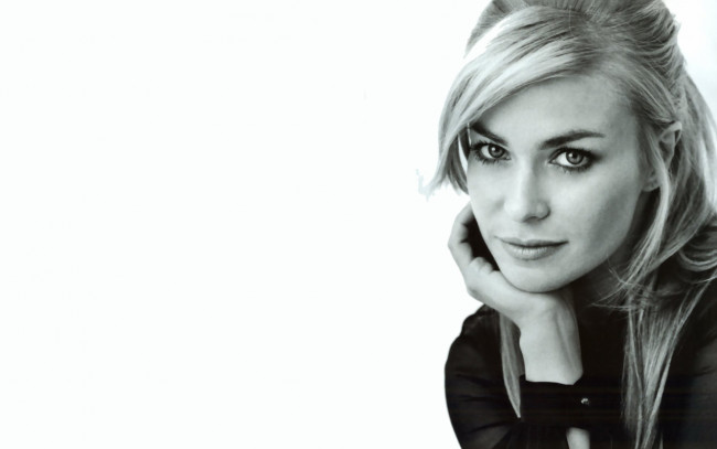 Обои картинки фото девушки, carmen electra, черно-белая, блондинка, лицо, блузка