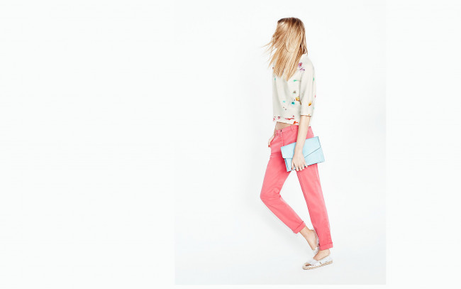 Обои картинки фото девушки, martha hunt, модель, блондинка, свитер, штаны, клатч