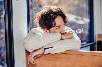 Картинка мужчины wang+yi+bo актер куртка очки автобус