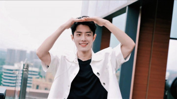 Картинка мужчины xiao+zhan рубашка футболка жест балкон