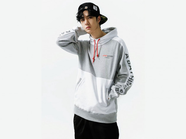 Обои картинки фото мужчины, wang yi bo, кепка, толстовка, капюшон