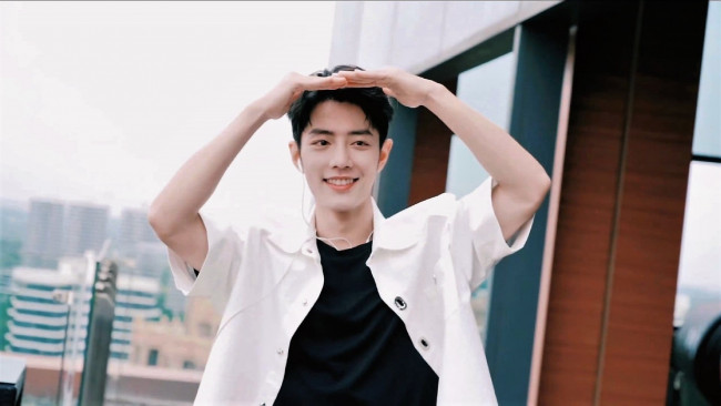 Обои картинки фото мужчины, xiao zhan, рубашка, футболка, жест, балкон