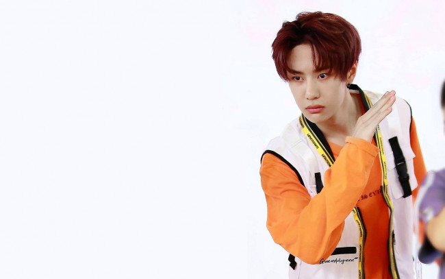 Обои картинки фото мужчины, wang yi bo, актер, танцор, жилет, жест