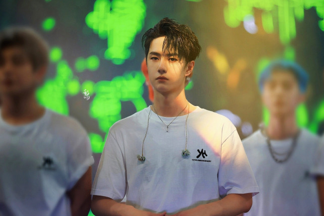 Обои картинки фото мужчины, wang yi bo, футболка, наушники, сцена