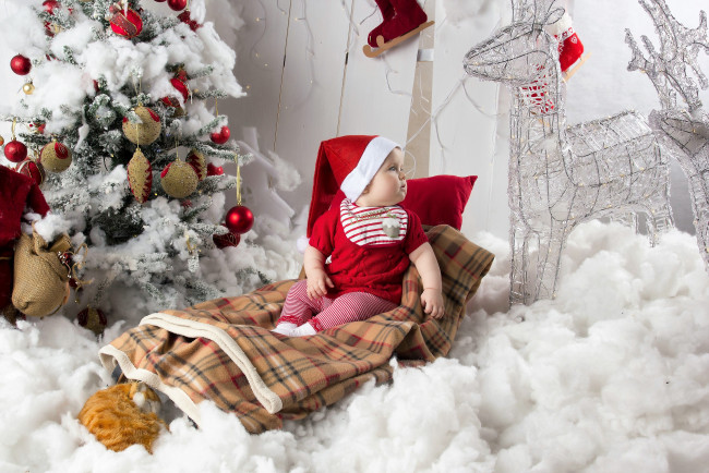 Обои картинки фото разное, дети, ребенок, плед, вата, ёлка, фигурки