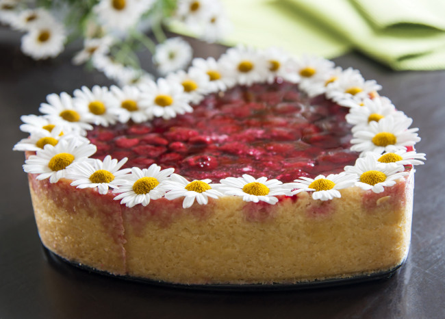 Обои картинки фото еда, торты, ягодный, торт, ромашки, сердце