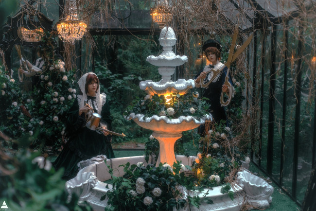 Обои картинки фото девушки, карина салахутдинова , tenletters, образы, косплей, наряды, костюмы, ножницы, лейки, сад, люстры, цветы, фонтан