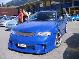 Картинка автомобили выставки уличные фото