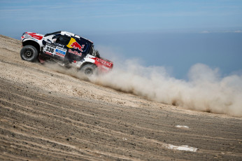 Картинка спорт авторалли машина внедорожник dakar rally море подъем пыль toyota