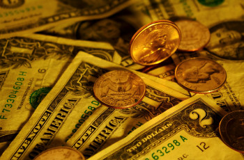 Картинка разное золото купюры монеты доллары
