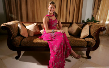 Картинка Jennifer+Hawkins девушки улыбка диван подушки шторы платье