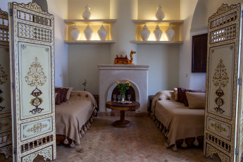 Картинка интерьер спальня стол дверь постель кровати камин