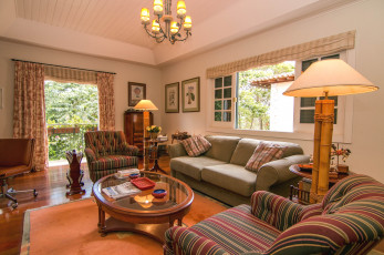 Картинка интерьер гостиная лампы диваны