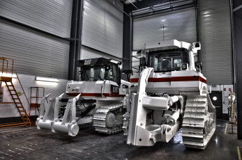 Картинка техника бульдозеры+на+гусенецах ангар тяжелый гусеничный трактор