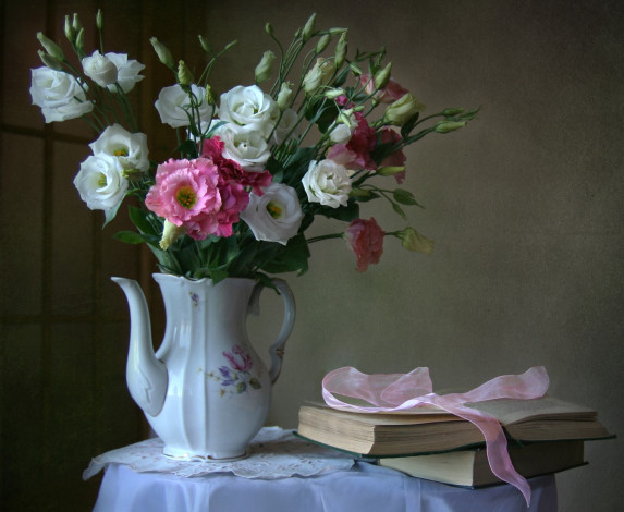 Обои картинки фото цветы, эустома, книга, букет