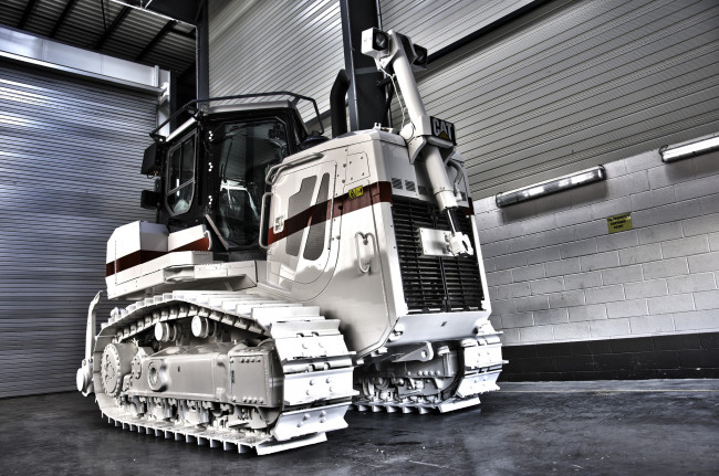 Обои картинки фото техника, тракторы на гусенецах, трактор, ангар, тяжелый, гусеничный