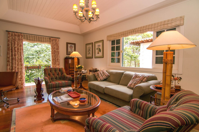 Обои картинки фото интерьер, гостиная, лампы, диваны