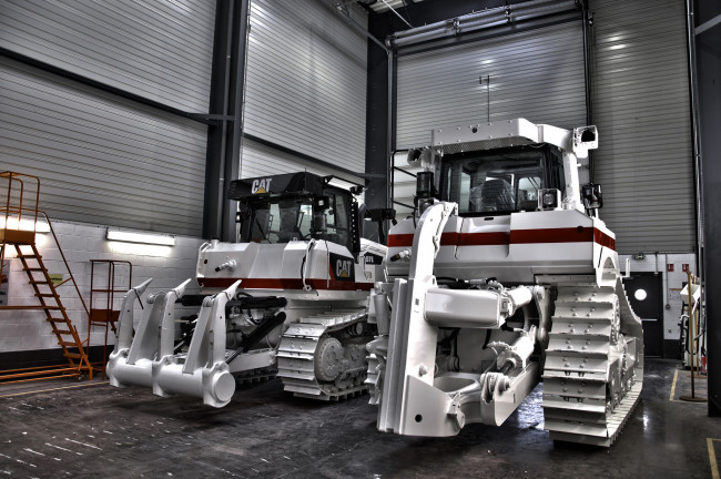 Обои картинки фото техника, бульдозеры на гусенецах, ангар, тяжелый, гусеничный, трактор