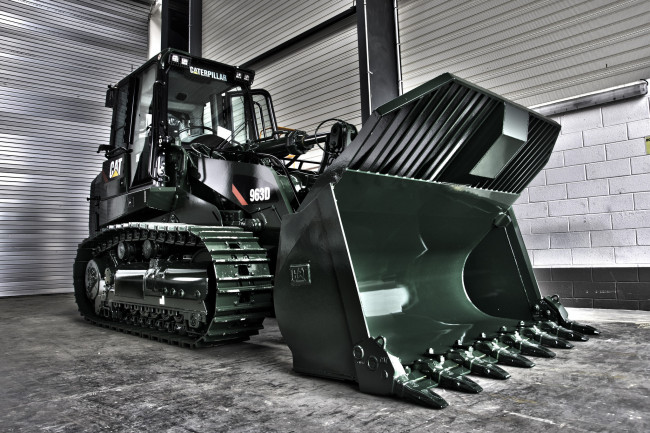 Обои картинки фото техника, бульдозеры на гусенецах, ангар, мощь, бульдозер, ковш