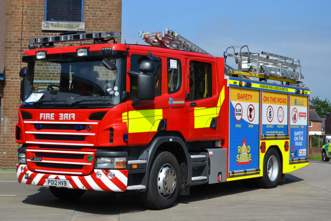 Обои картинки фото автомобили, пожарные машины, автомобиль, спецтехника, пожарный, красный, колеса, дорога