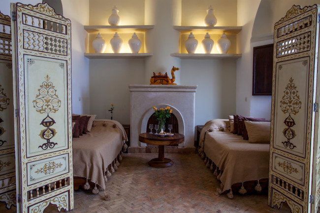 Обои картинки фото интерьер, спальня, стол, дверь, постель, кровати, камин