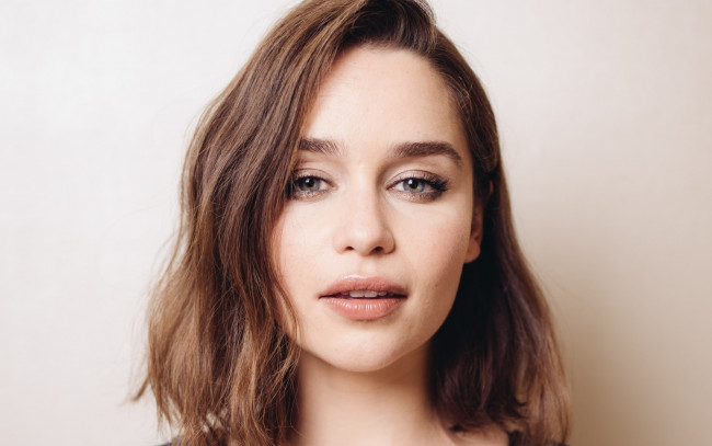 Обои картинки фото девушки, emilia clarke, взгляд