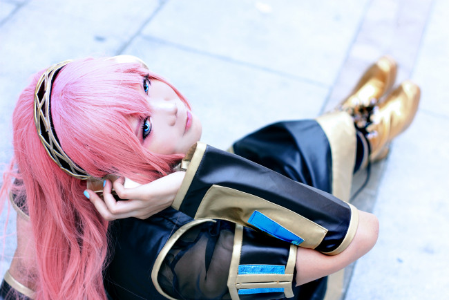 Обои картинки фото разное, cosplay , косплей, vocaloid, cosplay, девушка, megurine, luka, наушники, костюм, розовые, волосы