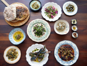 Картинка еда разное соусы мясо салаты лепешки