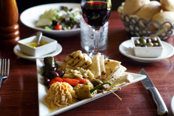 Картинка еда салаты +закуски закуска лепешка соус перец оливки