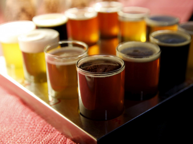 Обои картинки фото еда, напитки,  пиво, пена, ассорти, бокалы, пиво