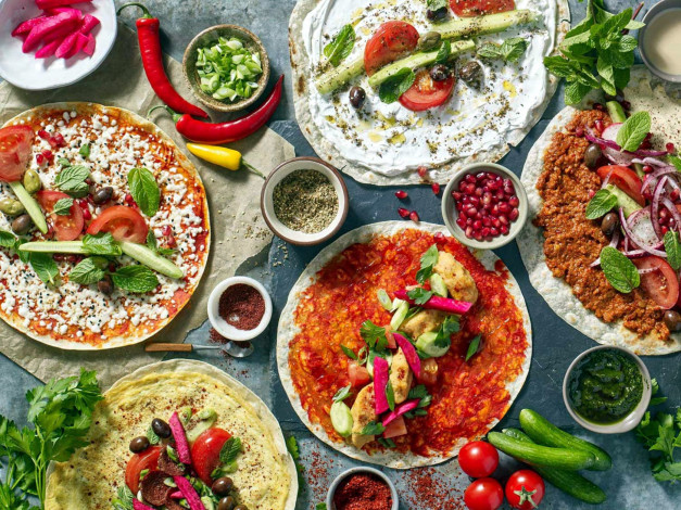 Обои картинки фото еда, разное, мясо, блины, овощи, соусы, гранат, помидоры, томаты