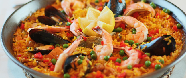 Обои картинки фото еда, рыбные блюда,  с морепродуктами, рис, мидии, креветки, лимон