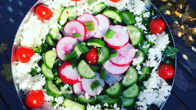 Обои картинки фото еда, салаты,  закуски, огурец, салат, редис, помидоры, томаты