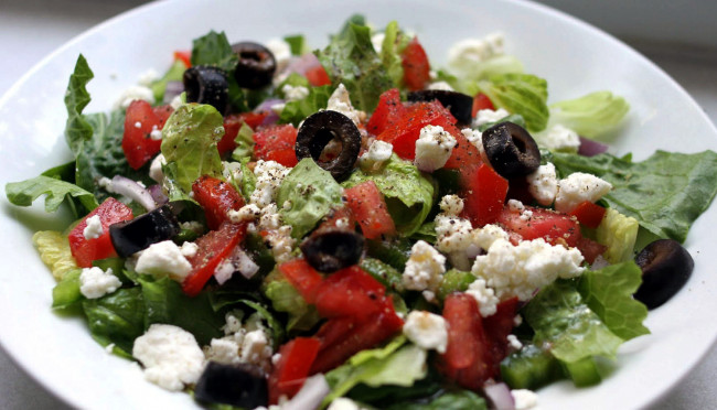 Обои картинки фото еда, салаты,  закуски, салат, помидоры, оливки