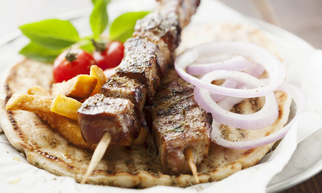 Обои картинки фото еда, шашлык,  барбекю, лук, мясо, томаты, помидоры