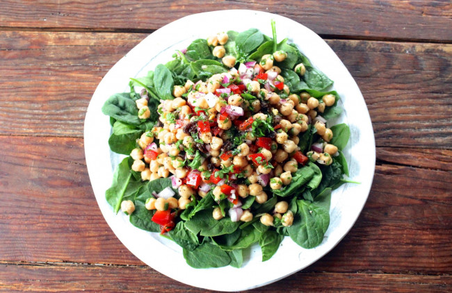 Обои картинки фото еда, салаты,  закуски, нут, шпинат, овощи, салат