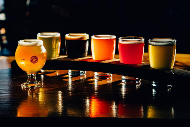 Обои картинки фото еда, напитки,  пиво, ассорти, пена, бокалы, пиво