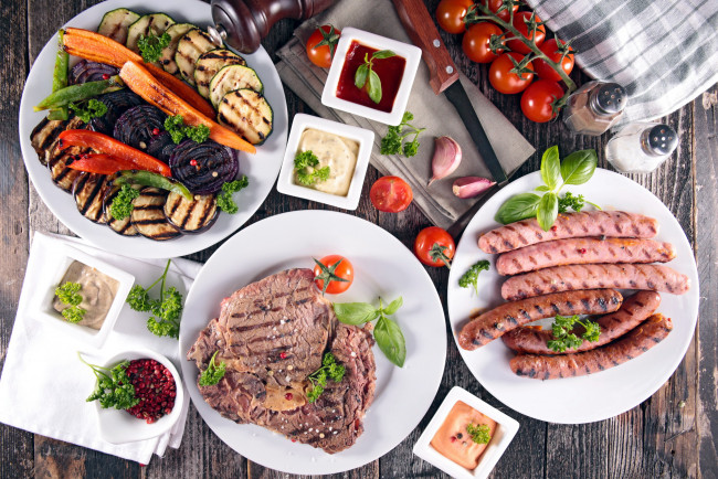 Обои картинки фото еда, разное, баклажаны, колбаски, чеснок, мясо, соус, помидоры, томаты