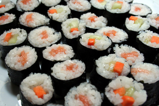 Обои картинки фото еда, рыба,  морепродукты,  суши,  роллы, роллы, кухня, японская
