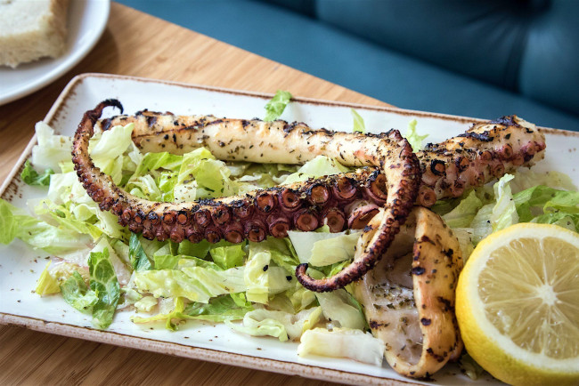 Обои картинки фото еда, рыбные блюда,  с морепродуктами, осьминог, лимон, щупальца