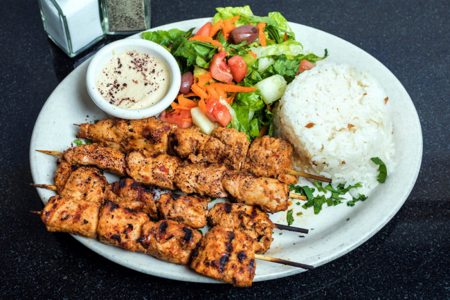 Обои картинки фото еда, шашлык,  барбекю, соус, рис, овощи, мясо