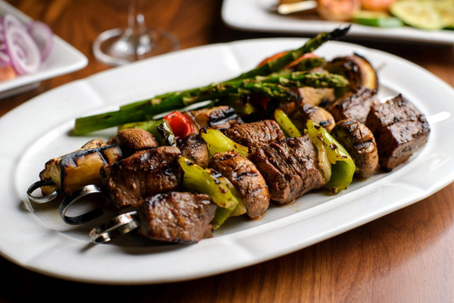 Обои картинки фото еда, шашлык,  барбекю, спаржа, овощи, мясо
