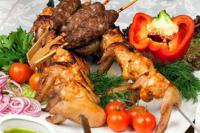 Обои картинки фото еда, шашлык,  барбекю, укроп, помидоры, перец, крылья, куриные, кебаб, томаты