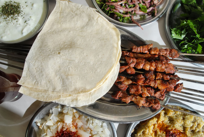 Обои картинки фото еда, шашлык,  барбекю, овощи, лепешка, мясо