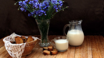 Картинка еда натюрморт сухари молоко васильки букет