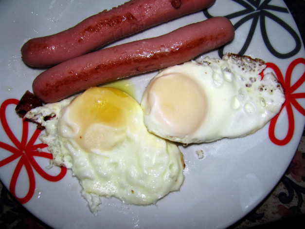 Обои картинки фото еда, Яичные блюда, глазунья, сосиски
